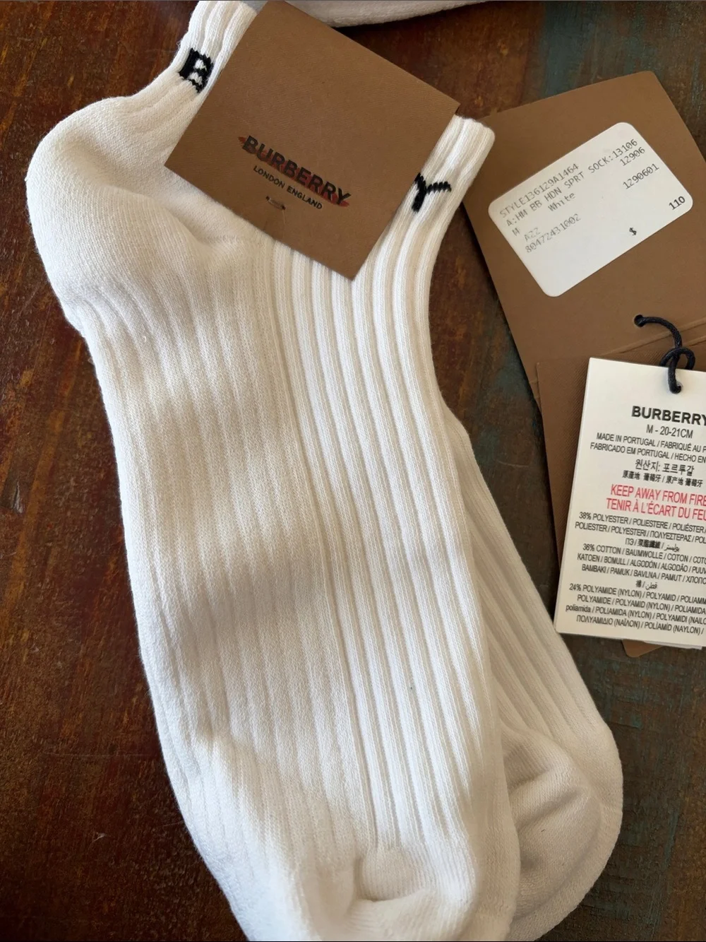 NWT Burberry White Ribbed Ankle Sport Socks size Medium